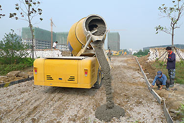 HMC self-loading mobile concrete mixer