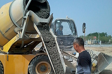 HMC self-loading mobile concrete mixer