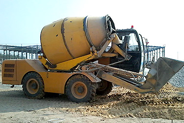 HMC self-loading mobile concrete mixer